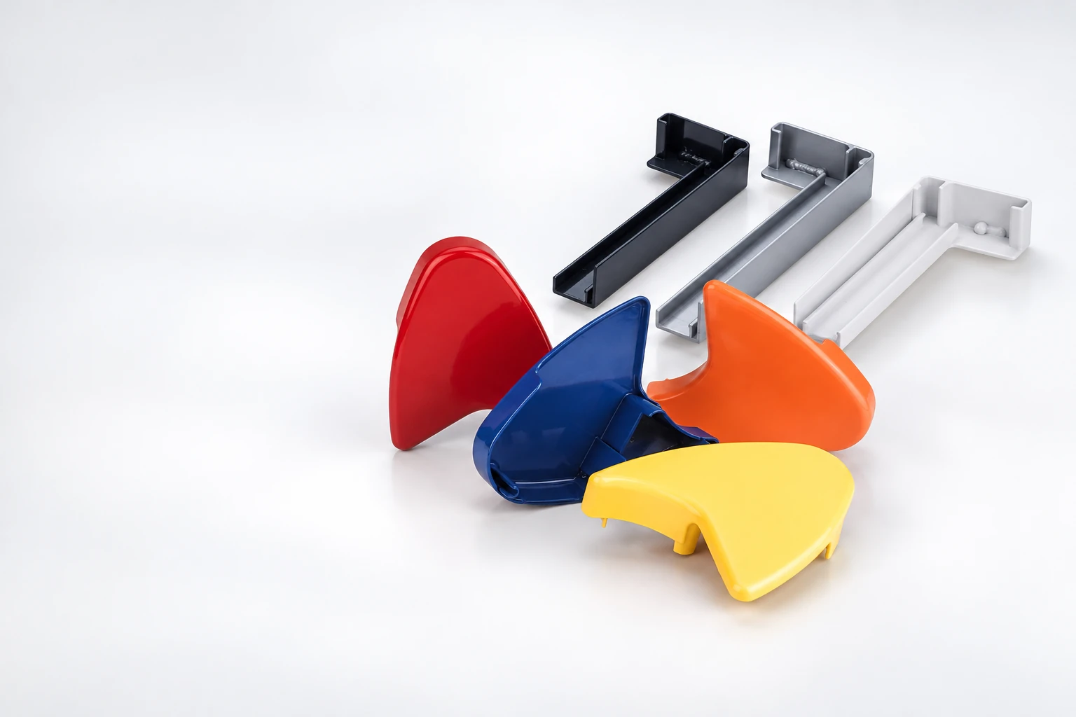 Pulverbeschichtete ERKO-Deckel in Rot, Blau, Orange und Gelb sowie Metallprofile in Schwarz, Grau und Weiß; aus Originalfotos mit KI neu arrangiert